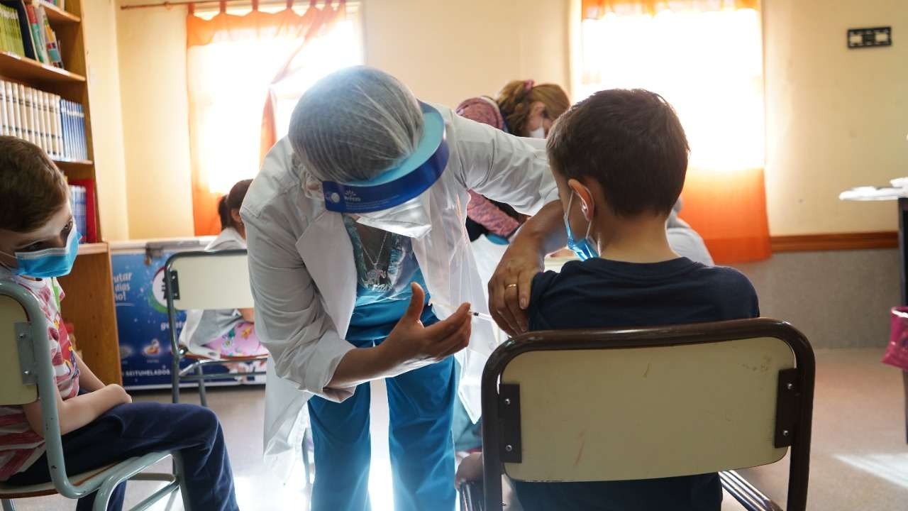 Vacunación en las escuelas: mañana se comenzará el recorrido por los establecimientos educativos para inmunizar a estudiantes de primer grado
