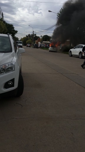 Marcos Juárez:  salida de Bomberos por incendio en la vía pública de un Ford Focus
