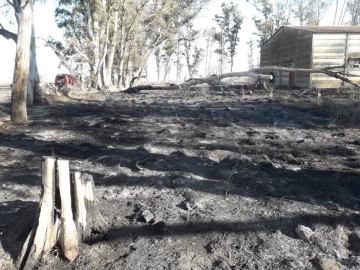Bomberos Voluntarios de Marcos Juárez y Saira trabajaron por cinco horas en incendio rural