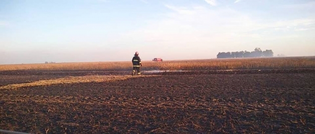 Marcos Juárez: incendios en simultáneo de cosechadoras al sur de la ciudad 