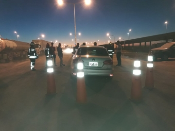 Leones: automovilista impactó con guardarail en autopista