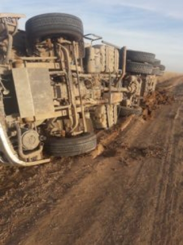 Gral Roca: volcó un camión en zona rural