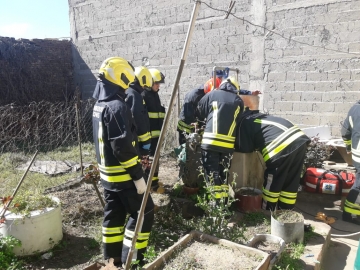 Leones: bomberos rescató a un abuelo que cayó a un aljibe