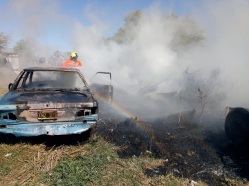 Incendio en depósito de vehículos afectó a varios autos