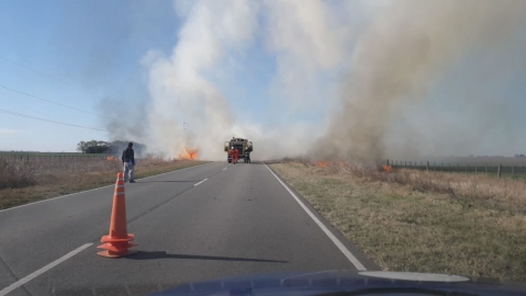 Un auto se incendió y las llamas se propagaron a lotes sembrados