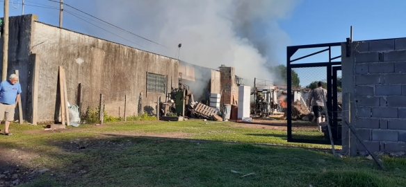 Incendio provocó la destrucción de un aserradero en Arias
