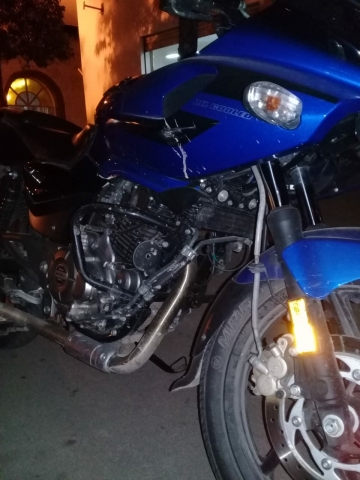 Motociclista fue trasladado al hospital tras chocar con un auto