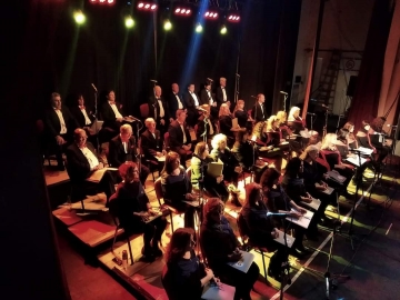 El Coro Polifónico en sus 50 años junto a la Banda Municipal en un concierto inolvidable