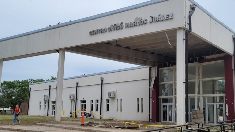 Las fuertes ráfagas de viento provocaron daños en el acceso del Centro Cívico