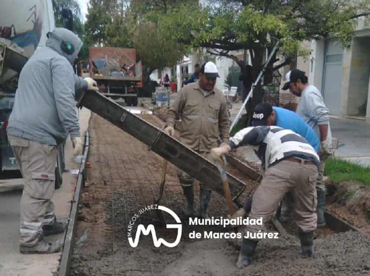 Con la motoniveladora están trabajando en calles Saavedra, Pueyrredón, Chile, Brasil y demás sectores del barrio Sur