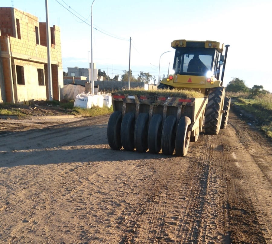 Servicios de la Municipalidad están trabajando en calle 9 de Julio al 1500, acomodando la calzada