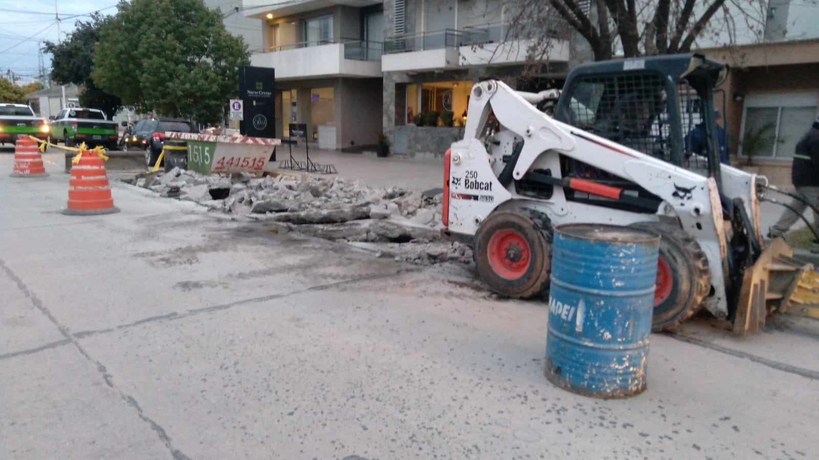 Los equipos de trabajo de la Municipalidad están rompiendo un bache en calle Belgrano al 1400 y nivelando el sector de 9 de Julio entre Ruta N°9 y Los Constituyentes