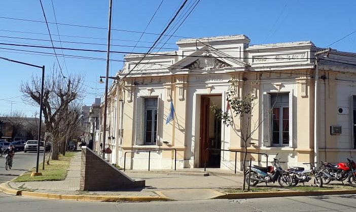 Detienen a los dos ocupantes de una camioneta por abuso de arma frente a una vivienda