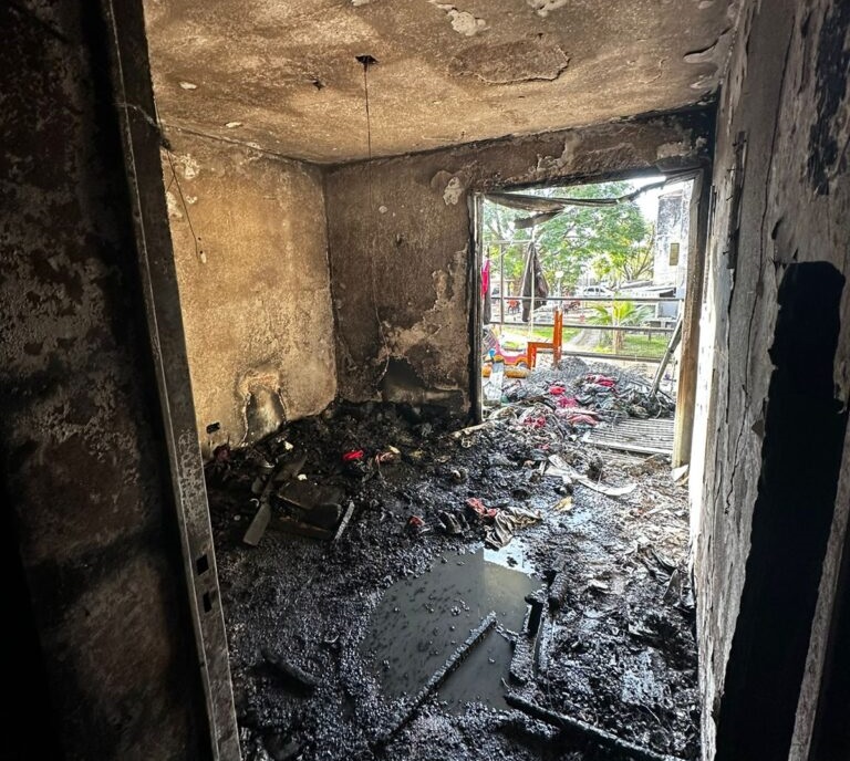 Policías salvaron a una niña de un voraz incendio en Villa María