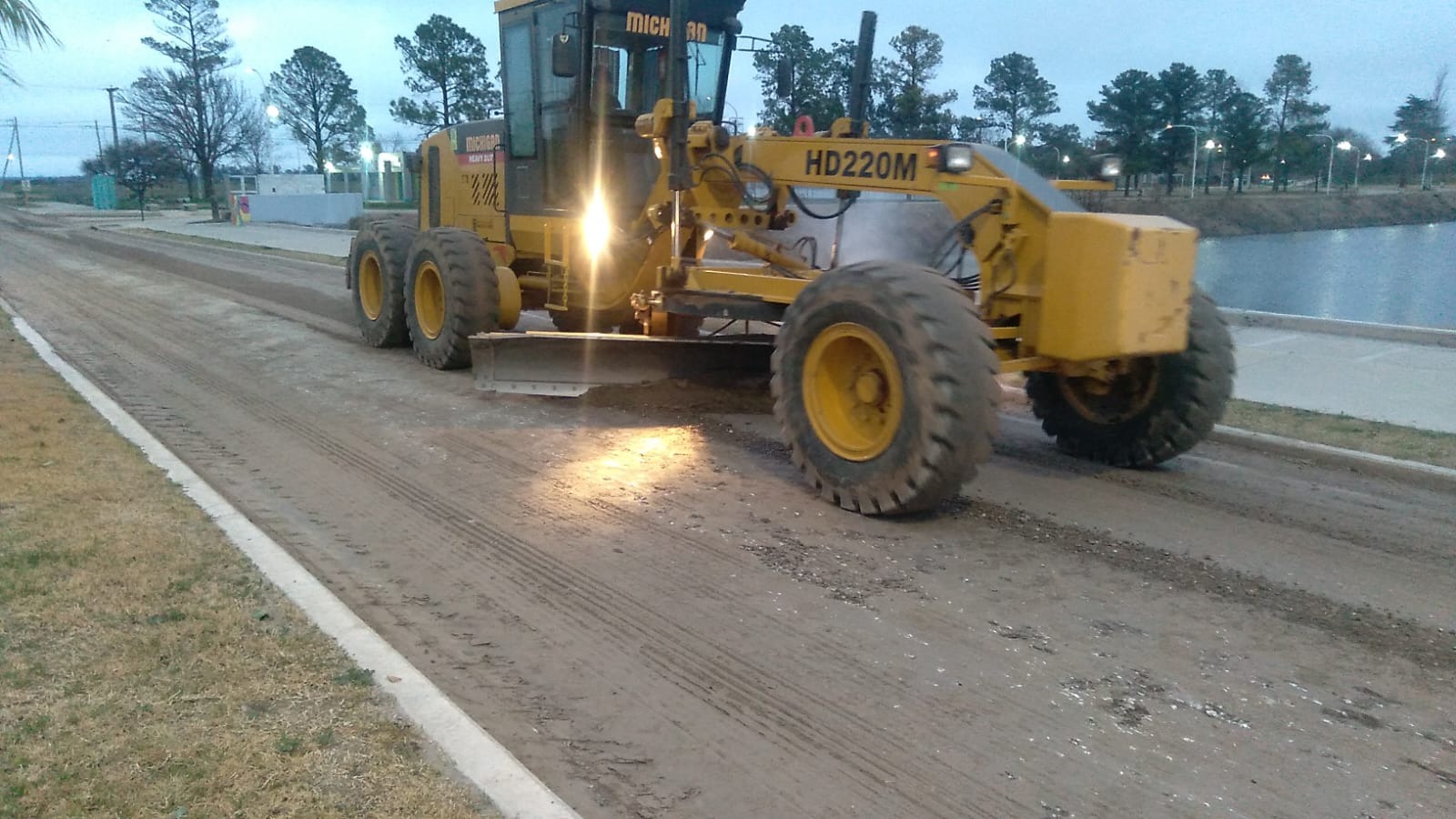 La Municipalidad está reparando la calzada con maquinaria en Yrigoyen, entre Azcuénaga y Calle del Niño