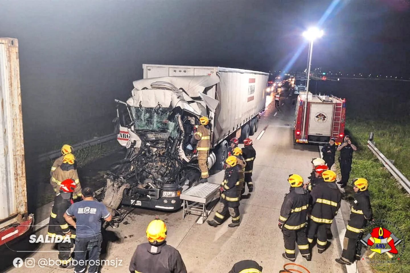 En la Autopista kilómetro 433 los Bomberos fueron convocados por una colisión entre dos camiones de carga por alcance