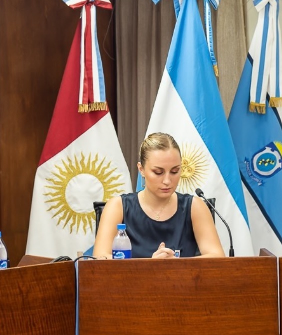 Maite Cisneros: El presupuesto mantiene los porcentajes destinados a obras públicas y asegura que los salarios no superen el 50 por ciento del total