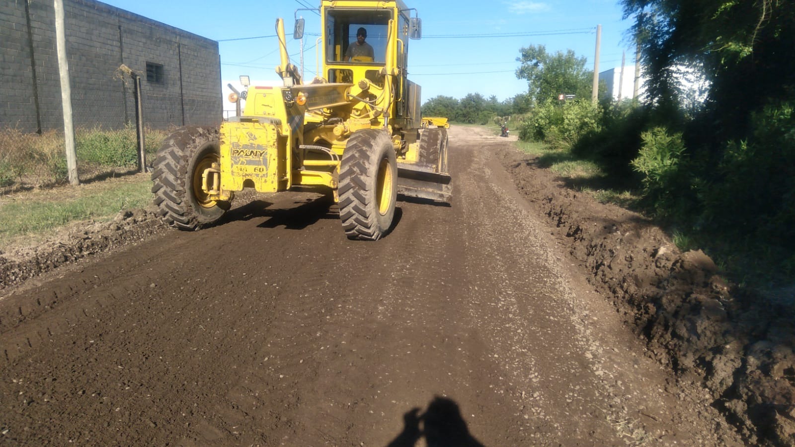 Los equipos de trabajo de la Municipalidad de Marcos Juárez están reparando calles en barrio Villa Argentina