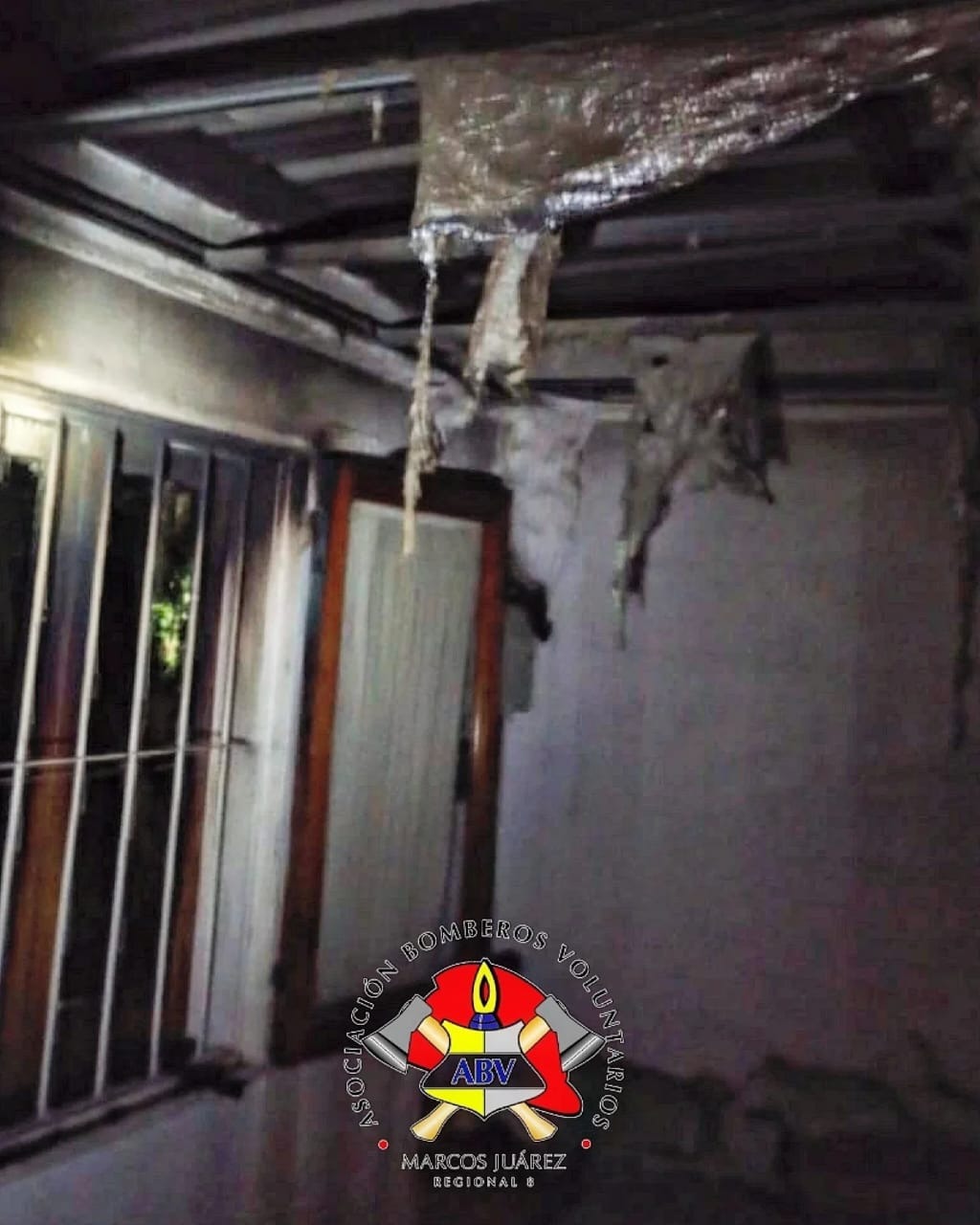 Se incendió un vehículo esta madrugada en una cochera de Mendoza al 200