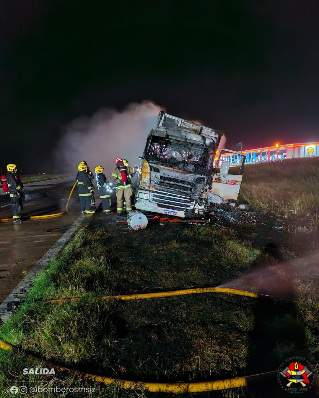 Incendio de un camión completamente en llamas en la Autopista