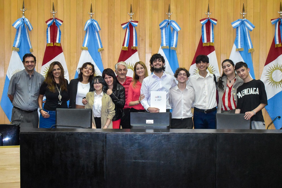 La Legislatura reconoció una iniciativa de estudiantes cordobeses para medir la glucosa en sangre sin pinchazos

