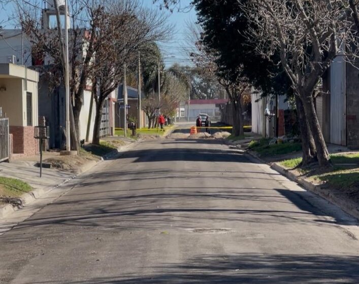La Municipalidad pavimentó otra cuadra y avanza con obras de cordón cuneta, agua potable y desagües en Barrio Sur y Villa Argentina
