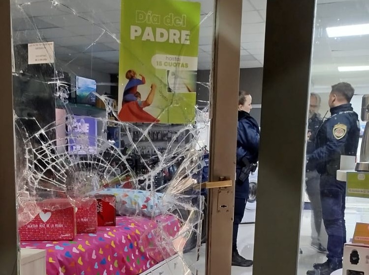 Un joven detenido por el robo de herramientas a la vidriera de la Mutual Coyspu
