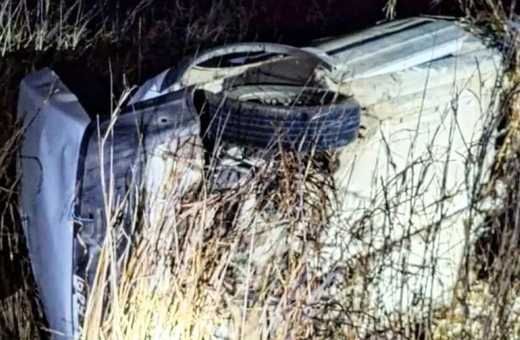 Vuelco en solitario de un automóvil en Ruta 12