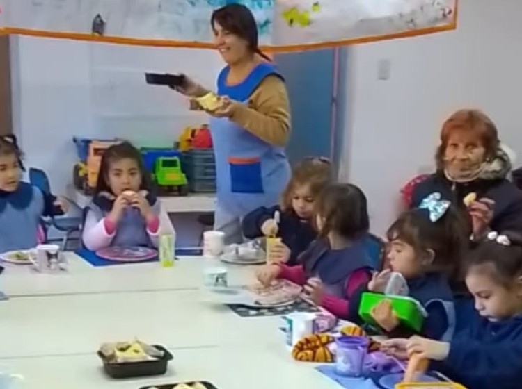 “Tejimos con el corazón” Las mujeres del Hogar Nuestra Alegría visitaron el Jardín de la Escuela Emilio Andrés