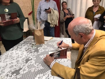 Empleado de la Estancia de Ayerza sorprendió a Esteban Domina en la presentación del libro