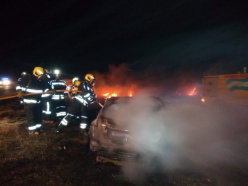 Murió en el interior de su auto incendiado
