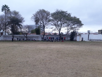 Interrumpieron un partido de fútbol con 23 personas participando 