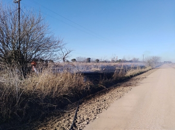 Incendio de pastizales sobre vías férreas
