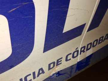 5 personas dañaron con piedras una vivienda, la Escuela Alberdi y un patrullero 

