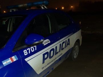 5 personas dañaron con piedras una vivienda, la Escuela Alberdi y un patrullero 


