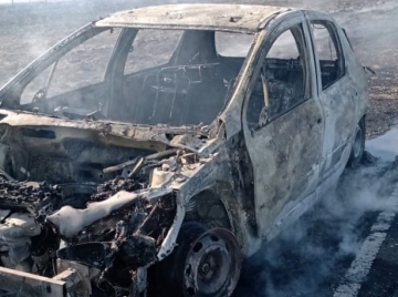 Un auto se incendió y las llamas se propagaron a lotes sembrados