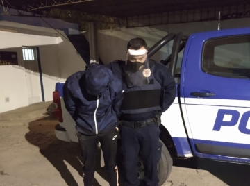 Los detuvieron merodeando, secuestraron cuchillos y una barreta de hierro 