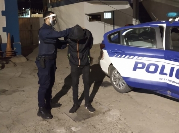 Los detuvieron merodeando, secuestraron cuchillos y una barreta de hierro 