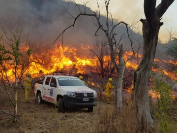 Bomberos de la zona concurren a incendios en Alpa Corral