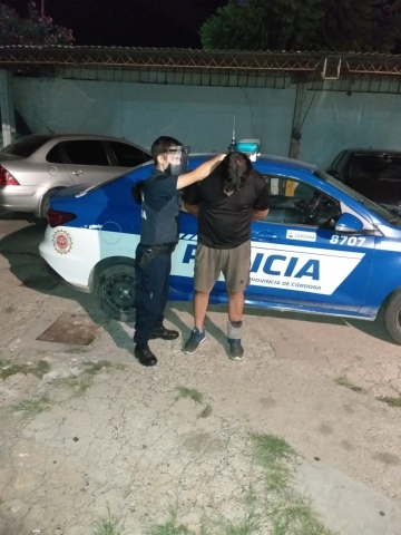 Discutían en la calle y una de ellos tenía un palo de madera