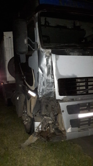 Intentó pasar a un camión y quedó invertido en la banquina

