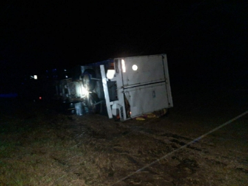 Vuelco de camión con conductor herido en autopista