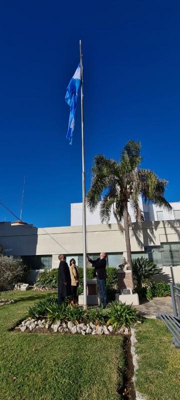 Autoridades izaron la bandera por el día patrio 