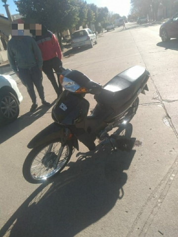 Incendio de automóvil que estaba en una cochera

