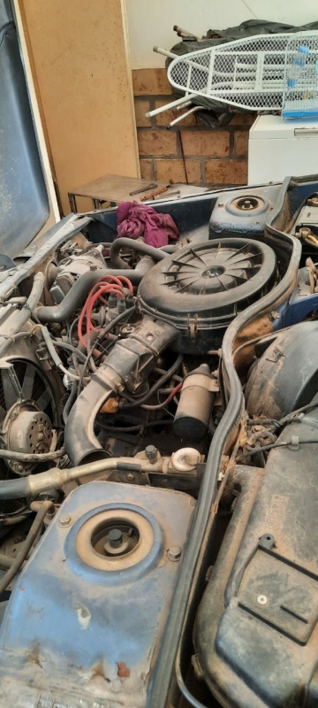 Incendio de automóvil que estaba en una cochera

