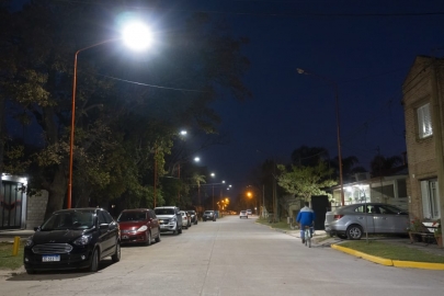 Se inauguraron las nuevas luminarias led frente al Club Defensores

