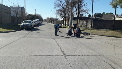 Motociclista fue trasladado al hospital tras chocar con un auto