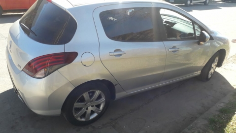 Motociclista fue trasladado al hospital tras chocar con un auto