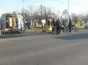 Motociclista trasladado al hospital por sufrir traumatismos leves