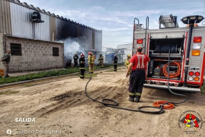 Incendio de residuos provocaron la salida de Bomberos con riesgo de propagación dentro del Parque industrial